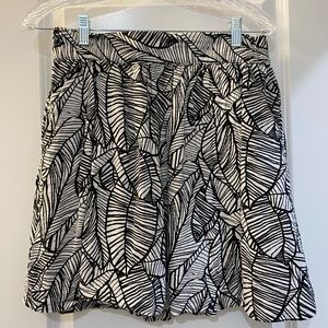 White and black loft skirt with pattern